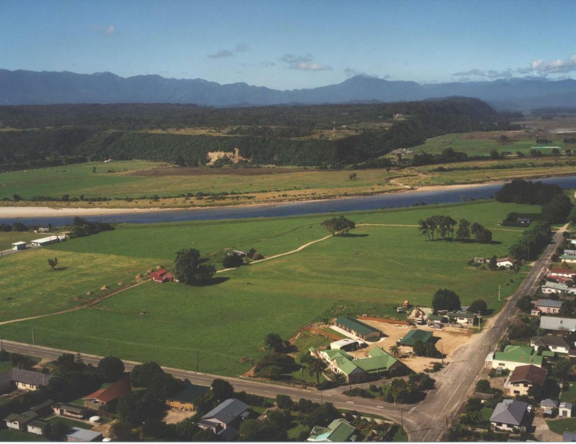 Karamea Village Hotel Exterior photo